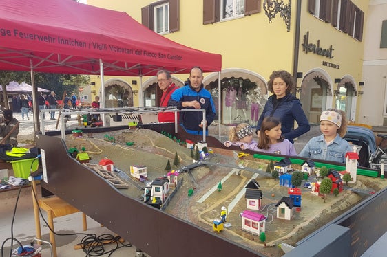 Alluvioni e protezione dalle alluvioni: Con il modello allestito dall'Università di Monaco, il personale dell'Agenzia per la Protezione civile ha illustrato un tema importante in modo vivace. (Foto: ASP/G.News)