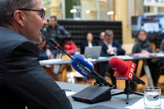 Im Innenhof des Palais Widmann empfängt Landeshauptmann Arno Kompatscher am Montag, den 29. Dezember, zur Pressekonferenz anlässlich des Jahreswechsels. (Foto: LPA/Fabio Brucculeri)