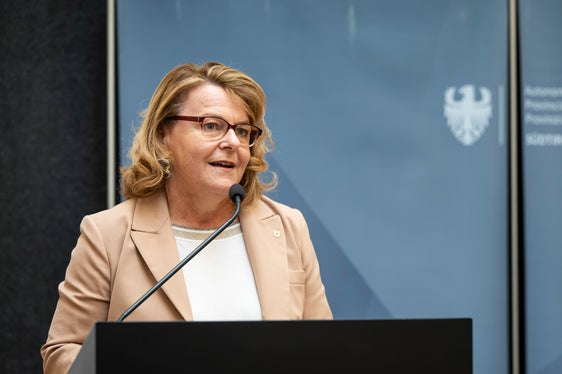 Rosmarie Pamer, in qualità di vicepresidente della Provincia autonoma di Bolzano, ha rivolto alcune parole di benvenuto: I sondaggi dimostrano che la popolazione è molto attenta al tema della sicurezza. Per questo motivo deve essere uno sforzo comune mantenere e potenziare il buon livello di sicurezza di cui gode la provincia di Bolzano. (Foto: USP/Fabio Brucculeri)