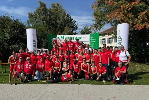 Die Mannschaft mit Präsident Paolo Valt, Vizepräsident und Trainer Franco Cubich, Landestrainer Karl Schöpf, Trainer Walter Lantschner, Trainerin Gertrud Bacher, Trainer Pagliotta Lorenzo und Sekretär Eros Gottardi freute sich über den Erfolg in St. Gallen. (Foto: LPA/Lorenzo Pagliotta)