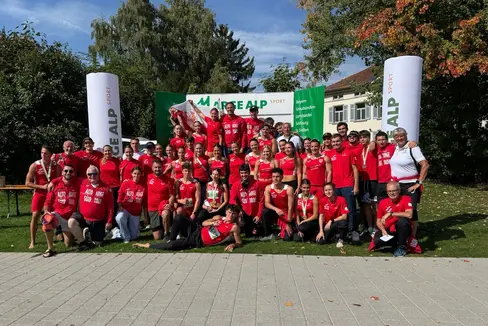 Atlete, atleti, tecnici e dirigenti della delegazione altoatesina festeggiano il successo alla competizione Arge Alp di Neudorf, nel Cantone San Gallo, in Svizzera. (Foto: Comitato Alto Adige FIDAL)