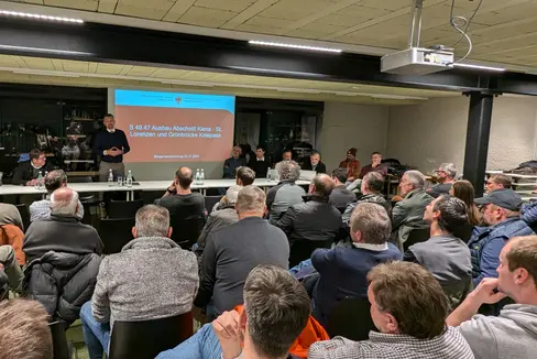 Landesrat Luis Walcher, Bürgermeister Martin Ausserdorfer und Landesrat Daniel Alfreider (v.l.n.r.) haben die Grünbrücke für mehr Sicherheit für Mensch und Tier in St. Lorenzen vorgestellt. (Foto: LPA/Ingo Dejaco)