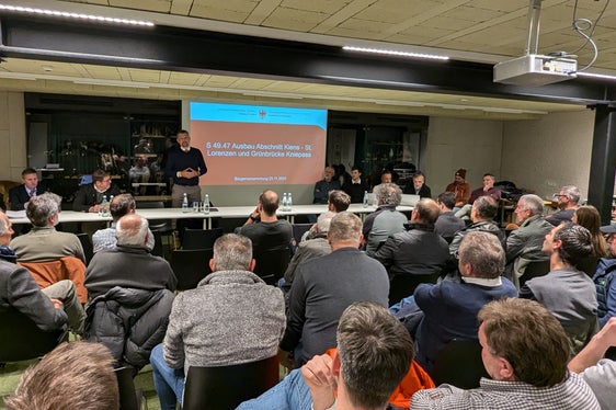 Landesrat Luis Walcher, Bürgermeister Martin Ausserdorfer und Landesrat Daniel Alfreider (v.l.n.r.) haben die Grünbrücke für mehr Sicherheit für Mensch und Tier in St. Lorenzen vorgestellt. (Foto: LPA/Ingo Dejaco)