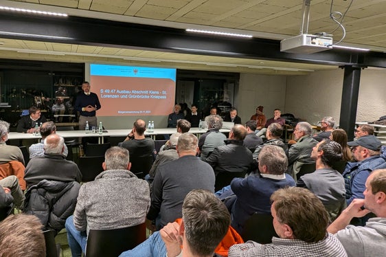 Landesrat Luis Walcher, Bürgermeister Martin Ausserdorfer und Landesrat Daniel Alfreider (v.l.n.r.) haben die Grünbrücke für mehr Sicherheit für Mensch und Tier in St. Lorenzen vorgestellt. (Foto: LPA/Ingo Dejaco)