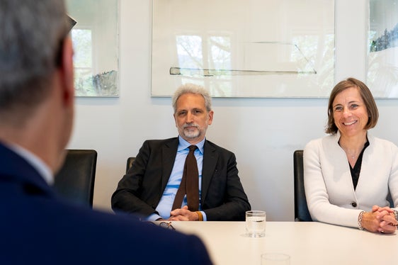 Landeshauptmann Arno Kompatscher ist in Bozen mit dem französischen Generalkonsul in Mailand François Bonet und der Honorarkonsulin von Frankreich in Italien Maria Emanuela de Abbondi zusammengetroffen. (Foto: LPA/Fabio Brucculeri)