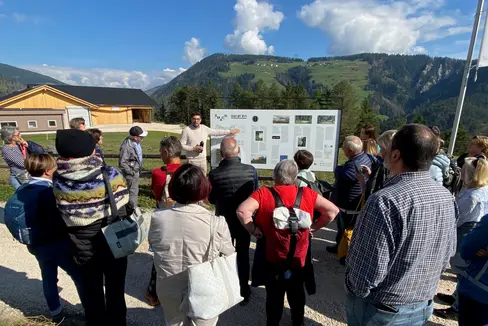 L respunsabl dl pruiet Michael Moling à n ucajion dla jita furmativa di cunsëies de furmazion de Südtirol menà tres l parch artistich Val dl’Ert, spiegan i lëures artistics metui ora, la storia de coche dut cant ie unit a s’l dé y curiusiteies dl pruiet SMACH.Val dl’Ert. (Foto: USP/Ufize per la Furmazion Permanënta)