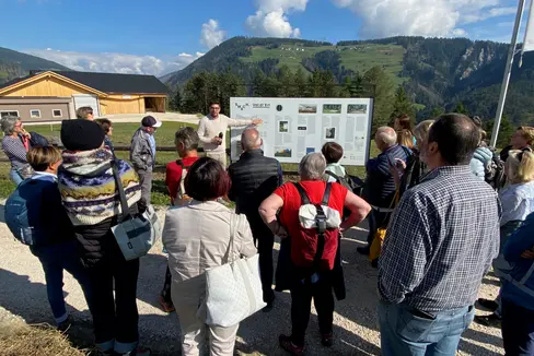 Volontari e aderenti dei 145 comitati di educazione permanente che svolgono attività di volontariato educativo-culturale sul territorio si sono ritrovati per una giornata nella natura in Val Badia. Michael Moling ha guidato la comitiva attraverso il parco di arte pubblica “SMACH.Val dl'Ert”. (Foto: Ufficio Educazione permanente e lingue)