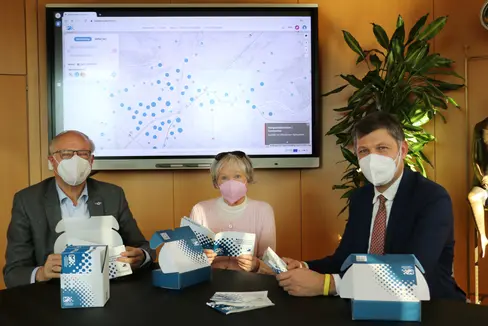 Mobilità per gli anziani al centro dell'incontro fra l'assessore Daniel Alfreider (dx) e i rappresentanti dei pensionati Otto von Dellemann (sx) e Lisa Strobl (al centro). (Foto: ASP/Ingo Dejaco)