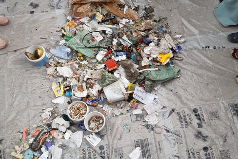 Aktiv Natur schützen: Kinder der Grundschule St. Magdalena-Villnöß sammelten Müll im Gebiet des Naturparks Puez-Geisler. (Foto: LPA/Martin Gantioler)