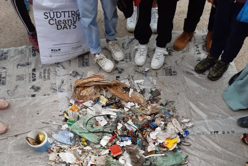 Aktiv Natur schützen: Kinder der Grundschule St. Magdalena-Villnöß sammelten Müll im Gebiet des Naturparks Puez-Geisler. (Foto: LPA/Martin Gantioler)