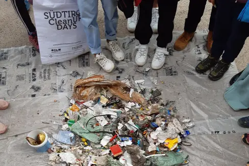 Aktiv Natur schützen: Kinder der Grundschule St. Magdalena-Villnöß sammelten Müll im Gebiet des Naturparks Puez-Geisler. (Foto: LPA/Martin Gantioler)