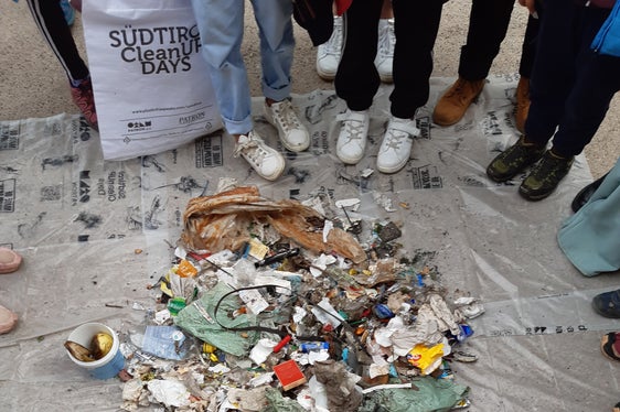 Proteggere attivamente la natura: i bambini della scuola elementare di Santa Maddalena di Funes hanno raccolto i rifiuti nell'area del Parco naturale Puez-Odle. (Foto: USP/Martin Gantioler)
