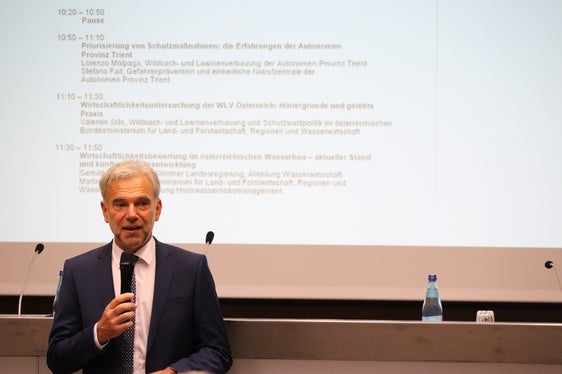 Zusätzliche Herausforderungen meistern: Bevölkerungsschutzlandesrat Arnold Schuler beim Workshop Priorisierung von Risikoreduktionsmaßnahmen in Südtirol (Foto: LPA/Maja Clara)