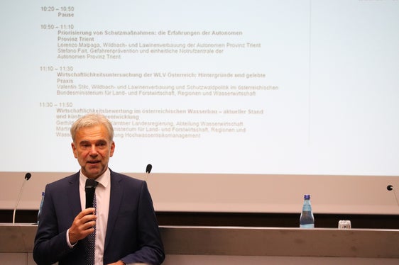 L'assessore provinciale alla Protezione civile Arnold Schuler durante il workshop organizzato a Bolzano. (Foto: ASP/Maja Clara)