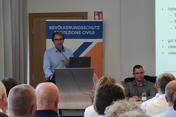 Presentazione della gestione integrale dei rischi: il direttore dell'Agenzia per la Protezione civile Klaus Unterweger (Foto: ASP/Agenzia per la Protezione civile/Andreas Simmerle)
