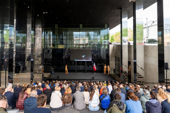 Pubblico numerosissimo al NOI Techpark per la celebrazione delle atlete e degli atleti altoatesini che hanno partecipato ai Giochi olimpici e paralimpici di Milano Cortina. (Foto: USP/Manuela Tessaro)