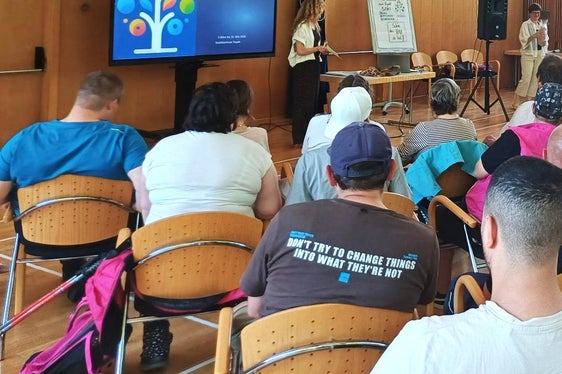 Alla cerimonia di consegna dei diplomi SoKI, i partecipanti al corso hanno presentato i contenuti del corso. (Foto: USP/Direzione Istruzione tedesca/Formazione professionale)