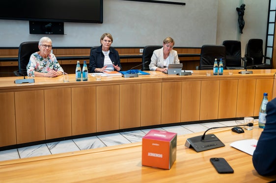 Il nuovo direttivo dell'Associazione famiglie cattoliche si è presentato al presidente della Provincia Arno Kompatscher (da sinistra): la vicepresidente Angelika Weichsel Mitterrutzner, la presidente Sieglinde Aberham e la direttrice Samantha Endrizzi. (Foto: USP/Margit Piok)