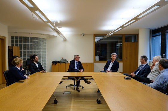 Landesrat Bianchi im Gespräch mit dem Abteilungsdirektor und den Amtsdirektoren. (Foto: LPA/Gianluca Crocco)