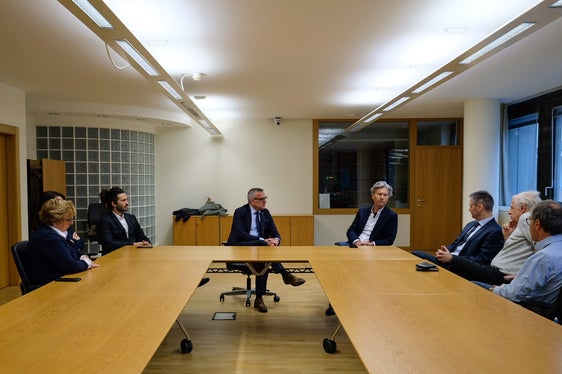 Landesrat Bianchi im Gespräch mit dem Abteilungsdirektor und den Amtsdirektoren. (Foto: LPA/Gianluca Crocco)