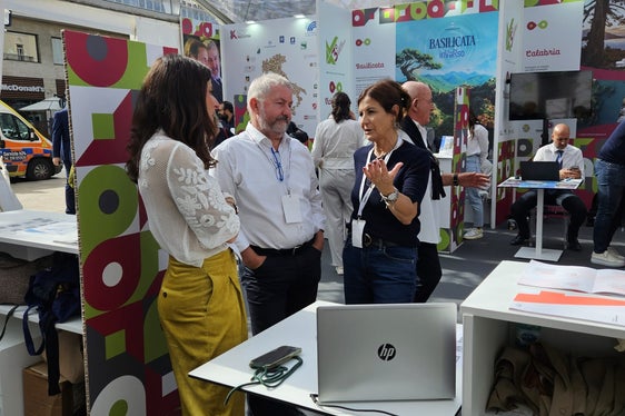 Martina Leitner (von links), Renate Mayr sowie Paolo Tezzele betreuten den Südtiroler Stand in Bari. (Foto: LPA)