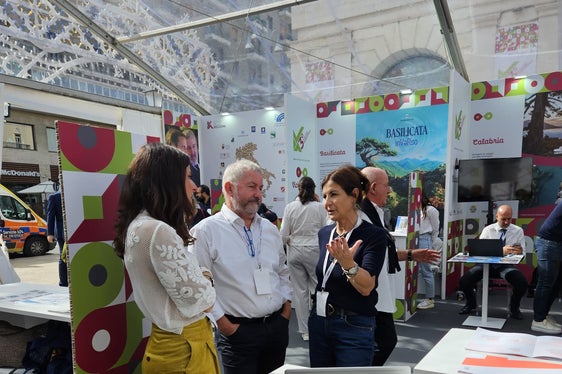 Martina Leitner (von links), Renate Mayr sowie Paolo Tezzele betreuten den Südtiroler Stand in Bari. (Foto: LPA)