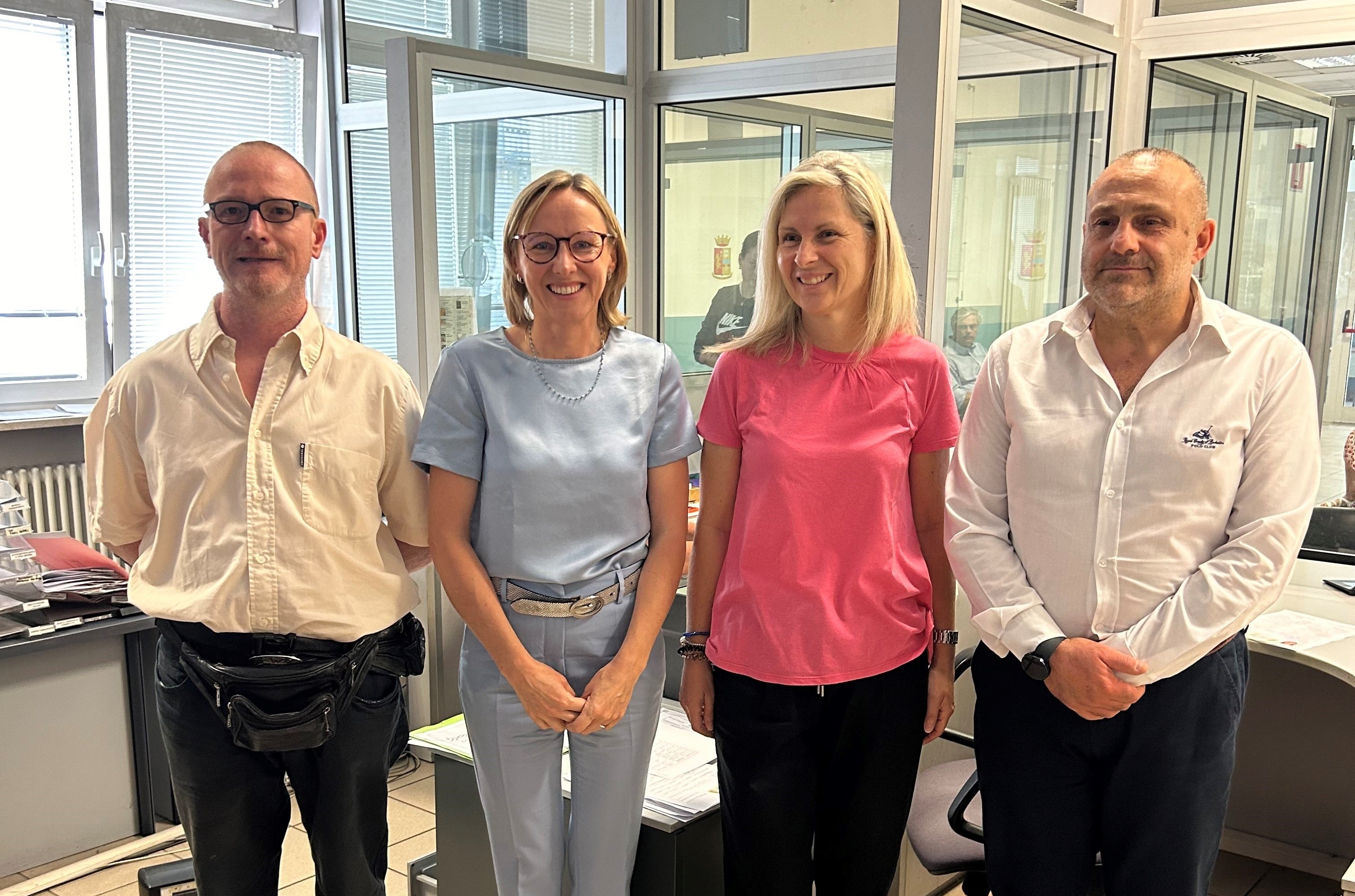 “Grazie al supporto della Provincia, il personale addetto al rilascio dei documenti presso l'Ufficio passaporti è aumentato quasi del 50%. L'assessora al Personale Magdalena Amhof è soddisfatta del rapporto di collaborazione instaurato tra Provincia e Questura di Bolzano. Nella foto (da sinistra) il collaboratore Lorenzo Remorini, l'assessora Magdalena Amhof, la collaboratrice Barbara Barbato ed il collaboratore Vincenzo Beltotti. Assente nella foto il collaboratore Gabriel Mosca. (Foto: ASP/Anna Künig)