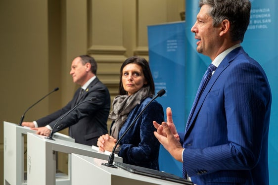 Puntiamo sull'idrogeno e sulle infrastrutture lungo il corridoio del Brennero, sia per il trasporto pubblico che per il transito in autostrada, ha dichiarato Daniel Alfreider (a destra) durante la conferenza stampa congiunta con il viceministro Vannia Gava (al centro) e l'assessore provinciale Giuliano Vettorato (a sinistra). (Foto: ASP/Fabio Brucculeri)