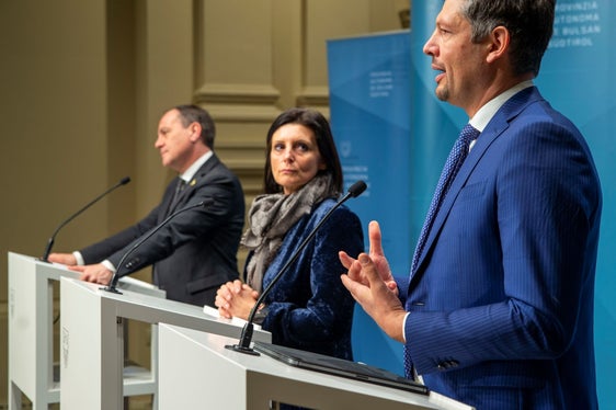 Wir setzen auf Wasserstoff und Infrastruktur auf dem Korridor, sowohl für den öffentlichen Nahverkehr als auch für den Autobahntransit, sagte Landesrat Alfreider (r) bei der Pressekonferenz mit Staatssekretärin Gava (Mitte) und Landesrat Vettorato (l.). (Foto: LPA/Fabio Brucculeri)
