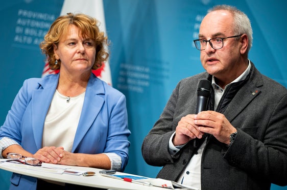 A San Candido, a maggio è stata aggiunta un'altra microstruttura a quelle per l'assistenza alla prima infanzia. Il sindaco Klaus Rainer illustra i progressi del progetto. (Foto: USP/Fabio Brucculeri)