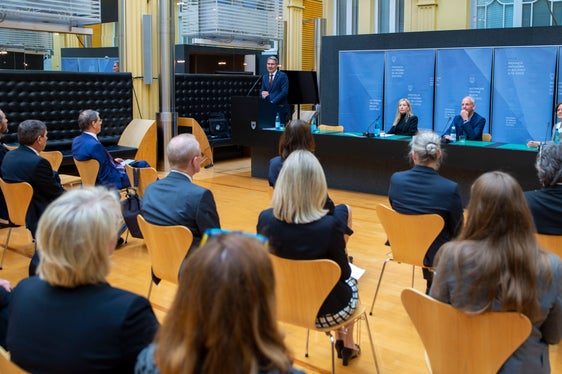 Da sinistra il presidente della Provincia Arno Kompatscher, l'ex presidentessa del Tribunale di Bolzano Elsa Vesco, il parlamentare e giurista Karl Zeller e la presidentessa del collegio della Corte d'appello di Vienna Maria-Elisabeth Wanke (Foto: ASP/Fabio Brucculeri)