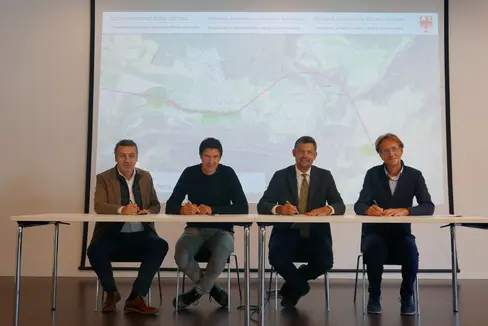 I lavori per la variante di Perca possono ufficialmente cominciare dopo la firma sui contratti. Nella foto (da sinistra), il direttore della Ripartizione Infrastrutture Umberto Simone, il sindaco di Perca Martin Schneider, l'assessore Daniel Alfreider e il direttore tecnico presso STRABAG Andrea Marzi. (Foto: ASP/ingo Dejaco)
