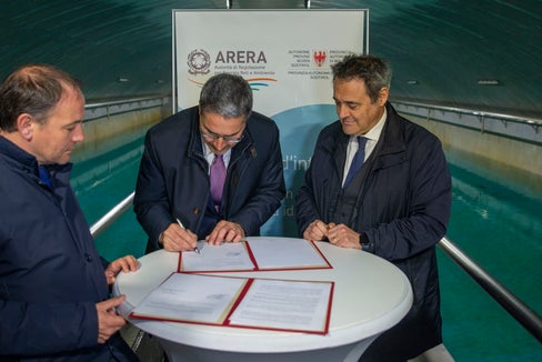 Die Unterzeichnung des Einvernehmesprotokolls zum Wassersystem im Wasserspeicher Pfarrhof: (v. l.) Landesrat Vettorato, Landeshauptmann Kompatscher und Arera-Präsident Besseghini (Foto: LPA/Fabio Brucculeri)