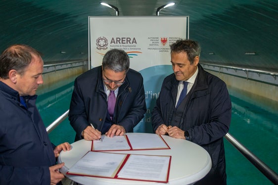 Il momento della firma sul protocollo d'intesa: nella foto (da sinistra) l'assessore provinciale all'Ambiente ed energia, Vettorato, il presidente della Provincia Kompatscher e il presidente di Arera Besseghini (Foto: ASP/Fabio Brucculeri)