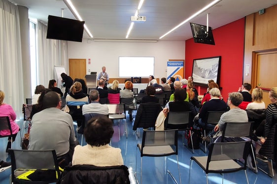 Un momento del corso di formazione svoltosi nell'aula magna della sede della Protezione Civile dell'Alto Adige (Foto: Agenzia per la Protezione Civile/Andreas Simmerle)