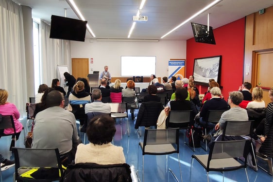 Un momento del corso di formazione svoltosi nell'aula magna della sede della Protezione Civile dell'Alto Adige (Foto: Agenzia per la Protezione Civile/Andreas Simmerle)