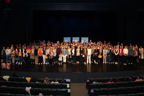 38 Bibliotheken haben erfolgreich eine Qualitätssicherungsprüfung durchlaufen und erhielten dafür vor Kurzem das Zertifikat von Landesrat Achammer. (Foto: LPA/Amt für Bibliotheken und Lesen)
