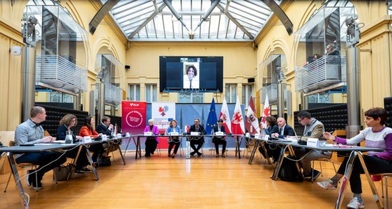 Das Angebot des EuregioFamilyPass weiter ausbauen - das will der Euregio-Fachvorstand mit den Familienlandesrätinnen, der VorsitzendenRosmarie Pamer (Südtirol), Astrid Mair (Tirol) und Francesca Gerosa (online zugeschaltet, Trentino). (Foto: LPA/Fabio Brucculeri)