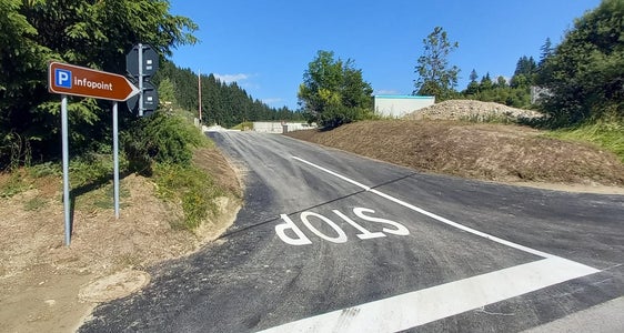 Una nuova zona di sosta breve con due punti informativi dovrebbe contribuire a migliorare ulteriormente l'orientamento dei visitatori al Lago di Braies. (Foto: ASP/Servizio strade Val Pusteria)