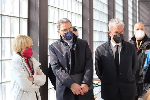 Sopralluogo presso il centro di accoglienza per profughi ucraini a Bolzano-Sud (da sinistra): Waltraud Deeg, assessora alle politiche sociali, il presidente Arno Kompatscher, e l'assessore provinciale alla Protezione civile, Arnold Schuler (Foto: ASP/Maja Clara)