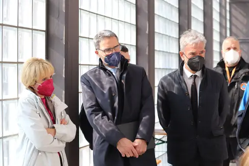 Lokalaugenschein im Willkommenszentrum für Ukraine-Flüchtlinge in Bozen-Süd (v.li.): Soziallandesrätin Waltraud Deeg, Landeshauptmann Arno Kompatscher, Bevölkerungsschutzlandesrat Arnold Schuler (Foto: LPA/Maja Clara)