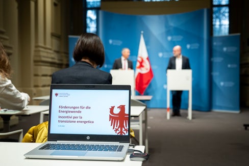 I contributi per l'efficienza energetica mirano a sostenere la transizione energetica: l'assessore provinciale Peter Brunner e il direttore dell'Agenzia provinciale per l'ambiente e la tutela del clima Flavio Ruffini hanno fornito informazioni su quali sono le priorità in quest'ambito, in una conferenza stampa tenutasi l'11 marzo a Bolzano. (Foto: USP/Fabio Brucculeri)