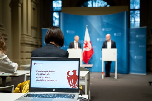Die Mittel der Energieförderung zielen darauf ab, die Energiewende zu unterstützen: Über die Förderschwerpunkte informierten Landesrat Peter Brunner und Flavio Ruffini, Direktor der Landesagentur für Umwelt und Klimaschutz, in einer Pressekonferenz am 10. März in Bozen. (Foto: LPA/Fabio Brucculeri)