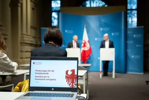 I contributi per l'efficienza energetica mirano a sostenere la transizione energetica: l'assessore provinciale Peter Brunner e il direttore dell'Agenzia provinciale per l'ambiente e la tutela del clima Flavio Ruffini hanno fornito informazioni su quali sono le priorità in quest'ambito, in una conferenza stampa tenutasi l'11 marzo a Bolzano. (Foto: USP/Fabio Brucculeri)