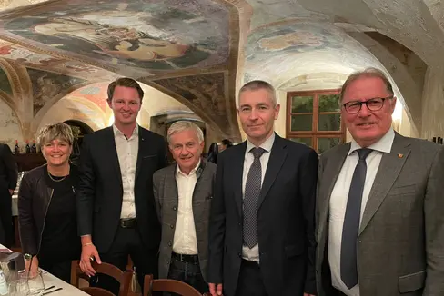 Da sin.: Segretario Generale dell'Euregio, Marilena Defrancesco, l'assessore comunale Peter Natter, il presidente del Consiglio provinciale di Trento, Walter Kaswalder ed i sindaci di Arco, Alessandro Betta, ed Hall, Christian Margreiter (Foto: Euregio)