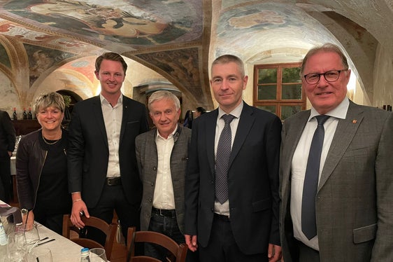 Kennenlernen zum Auftakt der ersten Sitzung des Euregiorats der Bürgerinnen und Bürger am Freitagabend in Arco (v.l.) Generalsekretärin Marilena Defrancesco, Stadtrat Peter Natter, Landtagspräsident Walter Kaswalder sowie die Bürgermeister von Arco, Alessandro Betta, und Hall, Christian Margreiter (Foto: Euregio)