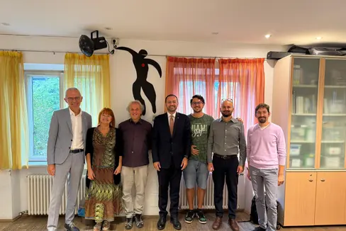 Il vicepresidente Marco Galateo ha visitato a Merano due centri giovanili. La cultura italiana deve avere spazi vivi, radicati e accessibili in ogni angolo della provincia. Merano ha un potenziale straordinario e vogliamo valorizzarlo con interventi concreti e duraturi. Nella foto (da sinistra) Alessandro Amaduzzo, membro del direttivo dell'Associazione Cilla, Marisa Leoni (Cilla), Antonio Battistella, presidente di Cilla, Riccardo Juri (Cilla), l'assessore Marco Galateo, Claudio Andolfo, direttore dell'Ufficio Politiche giovanili della Provincia e Roberto Sette, vicepresidente di Cilla. (Foto: USP)
(Foto: USP)