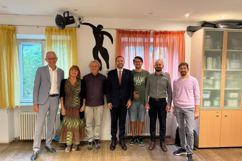 Il vicepresidente Marco Galateo ha visitato a Merano due centri giovanili. La cultura italiana deve avere spazi vivi, radicati e accessibili in ogni angolo della provincia. Merano ha un potenziale straordinario e vogliamo valorizzarlo con interventi concreti e duraturi. Nella foto (da sinistra) Alessandro Amaduzzo, membro del direttivo dell'Associazione Cilla, Marisa Leoni (Cilla), Antonio Battistella, presidente di Cilla, Riccardo Juri (Cilla), l'assessore Marco Galateo, Claudio Andolfo, direttore dell'Ufficio Politiche giovanili della Provincia e Roberto Sette, vicepresidente di Cilla. (Foto: USP)
(Foto: USP)
