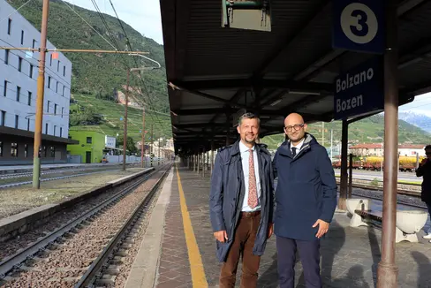 Mobilitätslandesrat Daniel Alfreider und RFI-Ceo Gianpiero Strisciuglio am Bahnhof in Bozen. (Foto: LPA)