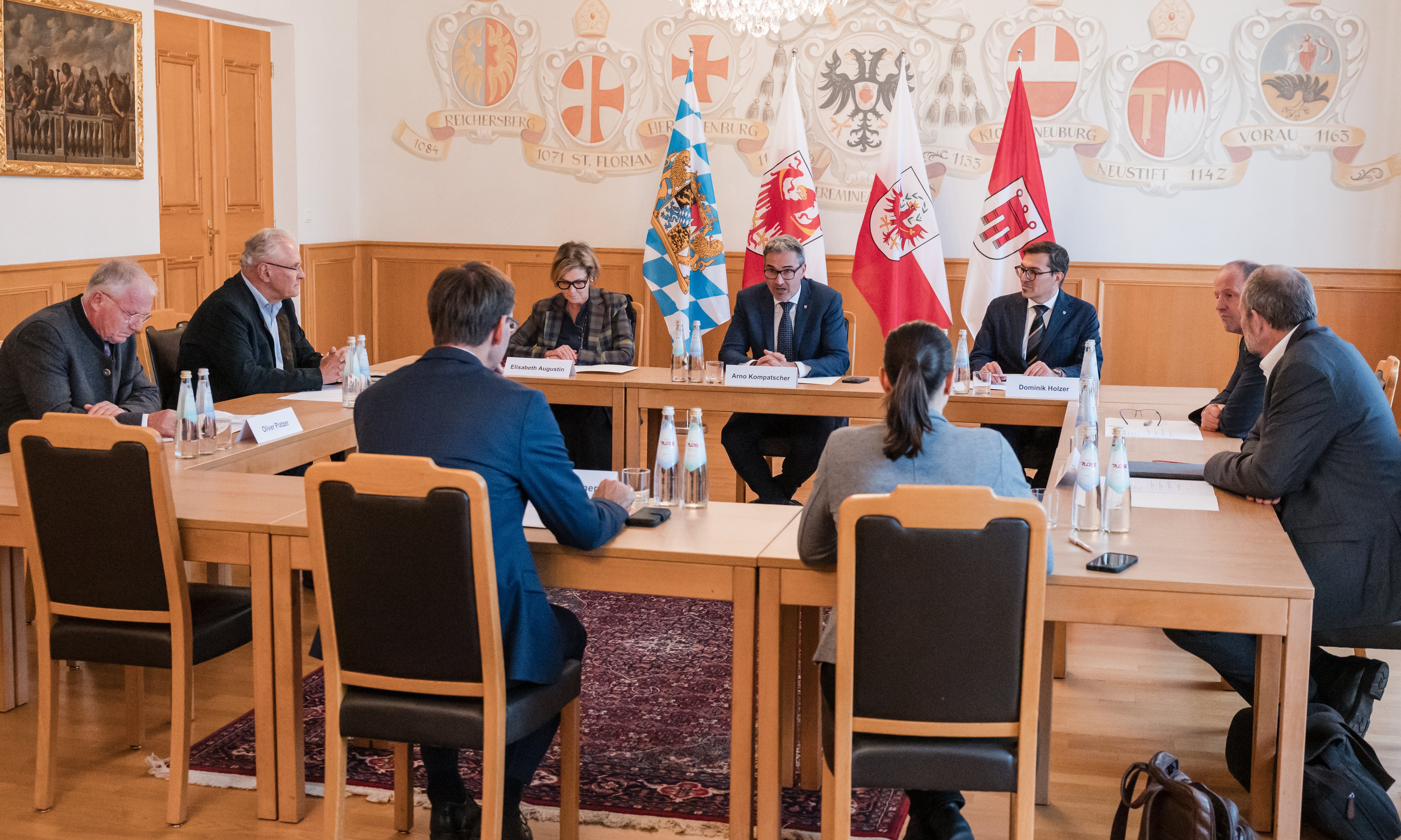 Landeshauptmann Arno Kompatscher sprach mit Bayerns Innenminister Joachim Herrmann, dem stellvertretenden Landeshauptmann des Landes Tirol, Josef Geisler, und dem Landeshauptmann von Vorarlberg, Markus Wallner unter anderem über Kohäsionspolitik und regionale Stärke. (Foto: LPA/Bernhard Aichner)